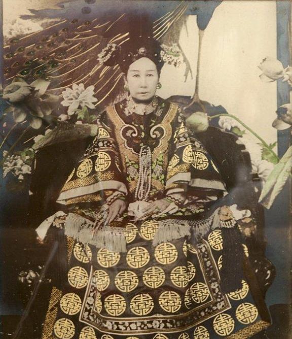 1896年，慈禧太后正准备睡觉，寇连才突然跪在床前，大声痛哭。慈禧一听恼了：“大