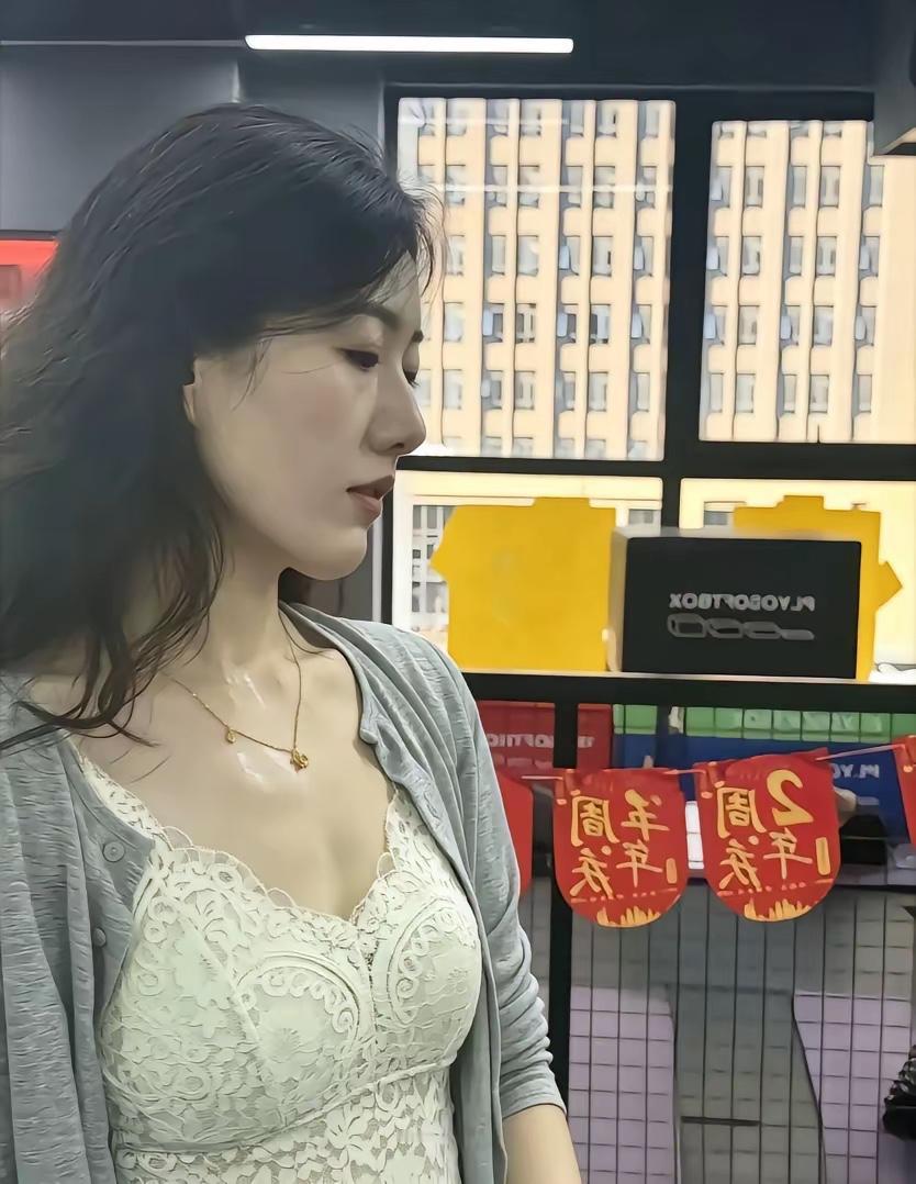 感觉阿姨年轻时候绝对是一个大美人！岁月留痕，容颜消磨，徐娘阿姨，饱经沧桑！