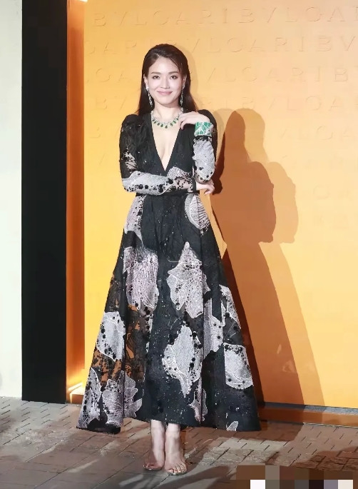 舒淇，这样正式的礼服为什么不穿鞋，这样的脚丫子不累吗？