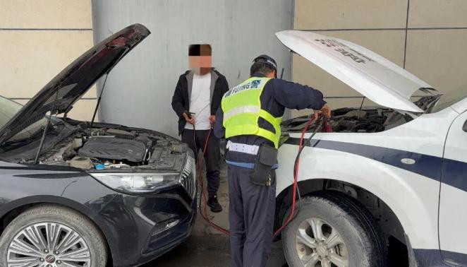 “我实在撑不住了……”4月23日，宁波市鄞州区陈定线与鄞横线路口，一男子突然走到