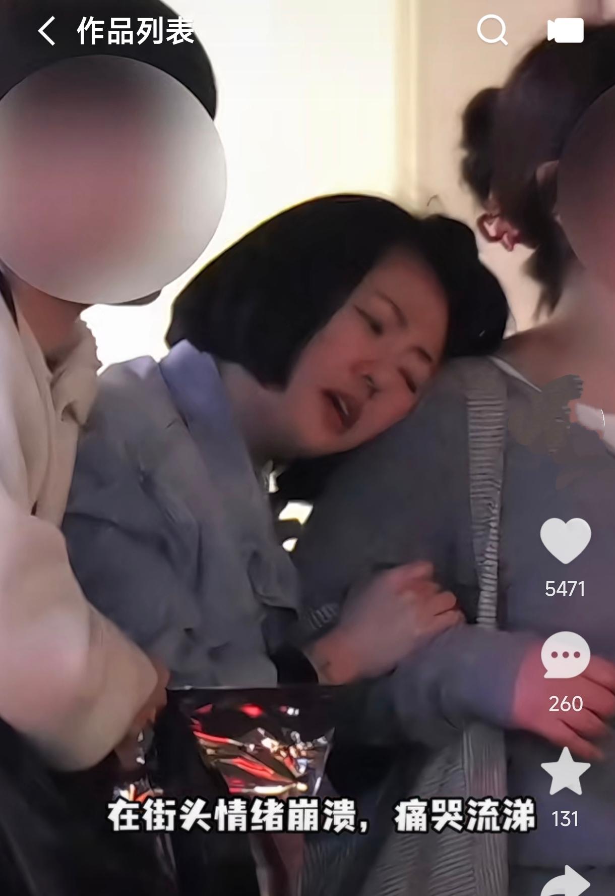 小S新节目上谈到大S痛哭不止，节目结束后忍不住在街边痛哭，伤心到需要被人搀扶！网