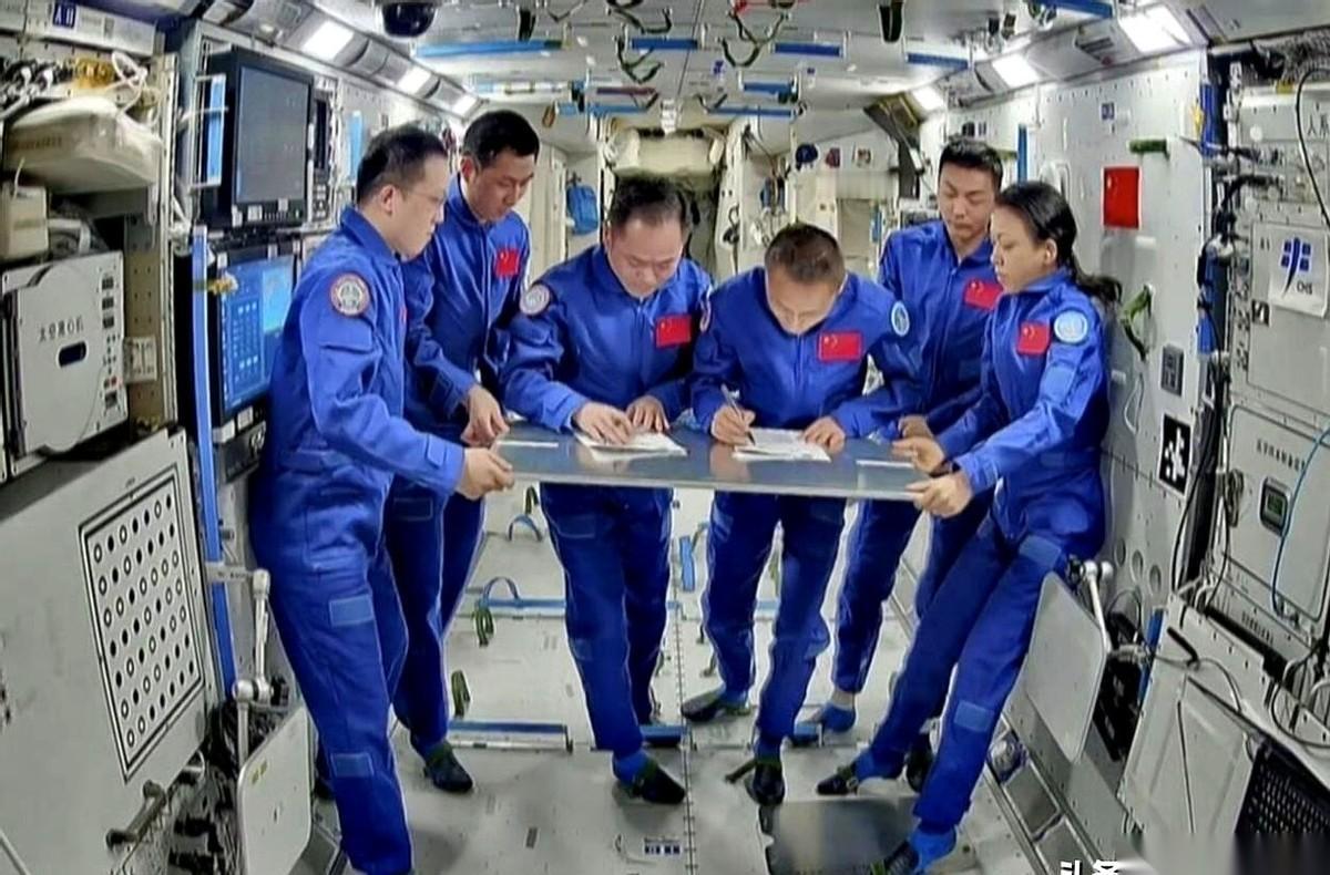 中国空间站那场交接仪式，刚看到画面，我还以为是谁把地球上的签约现场搬上去了。六
