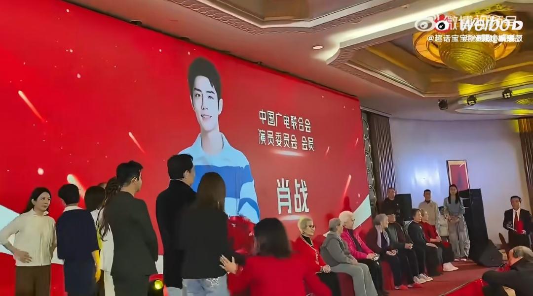 中广联活动上，肖战虽因拍戏没能到现场，却把对八位前辈的心意揉进了口播里。没