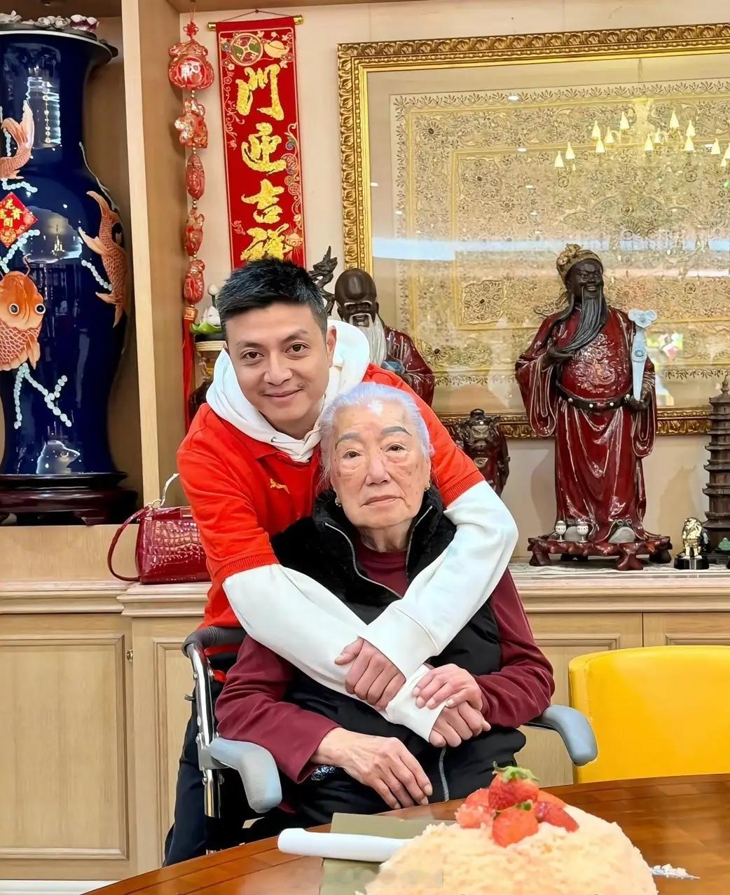 谢玲玲携四子女与女婿为前婆婆庆祝101岁生日，好有福气的一家子！