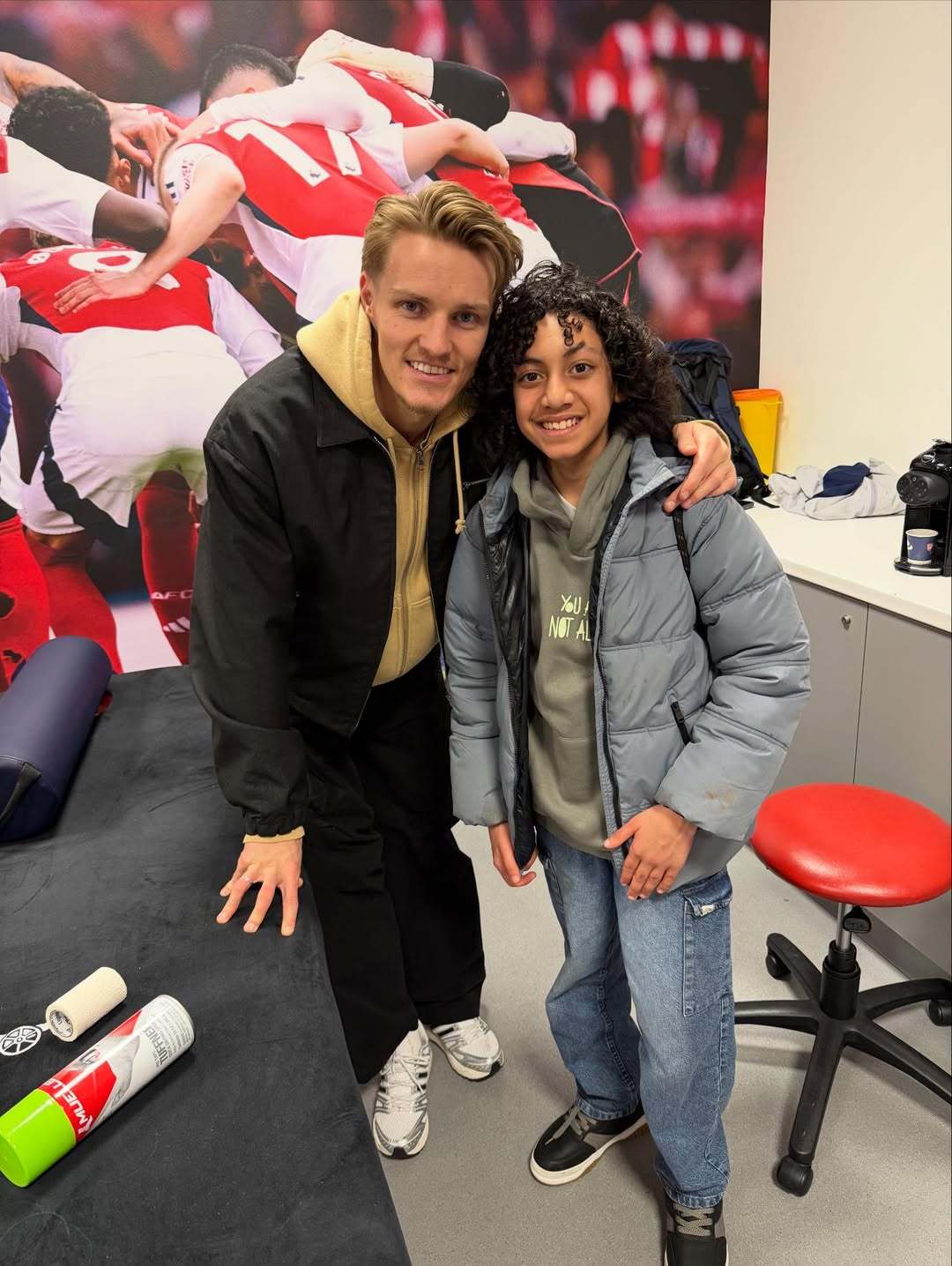 厄德高和埃尔内尼的儿子合影📸阿森纳2比1切尔西英超联赛阿森纳