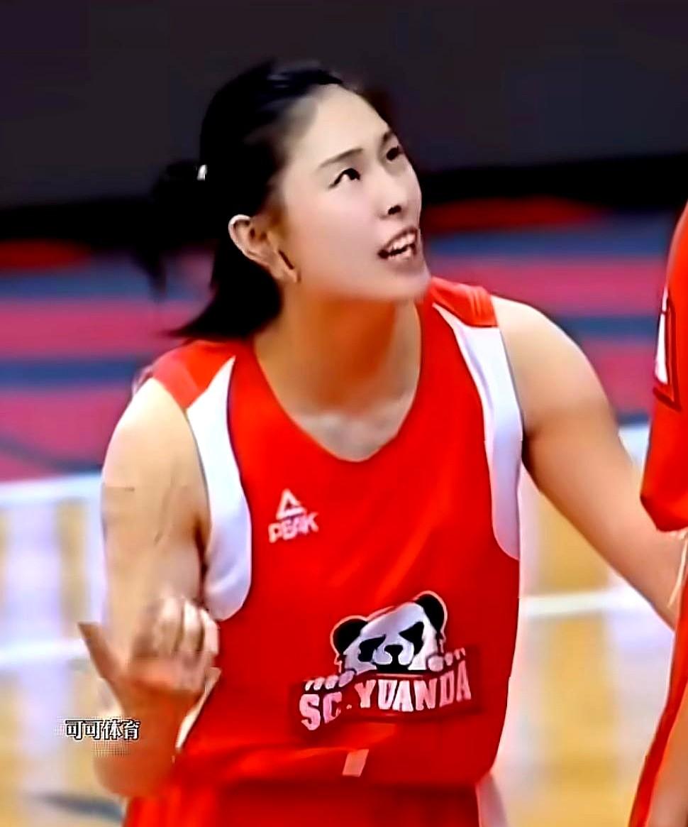 新赛季四川女篮队员名单，17名队员只有5个内线球员，里轻外重。国内球员阵容王思雨