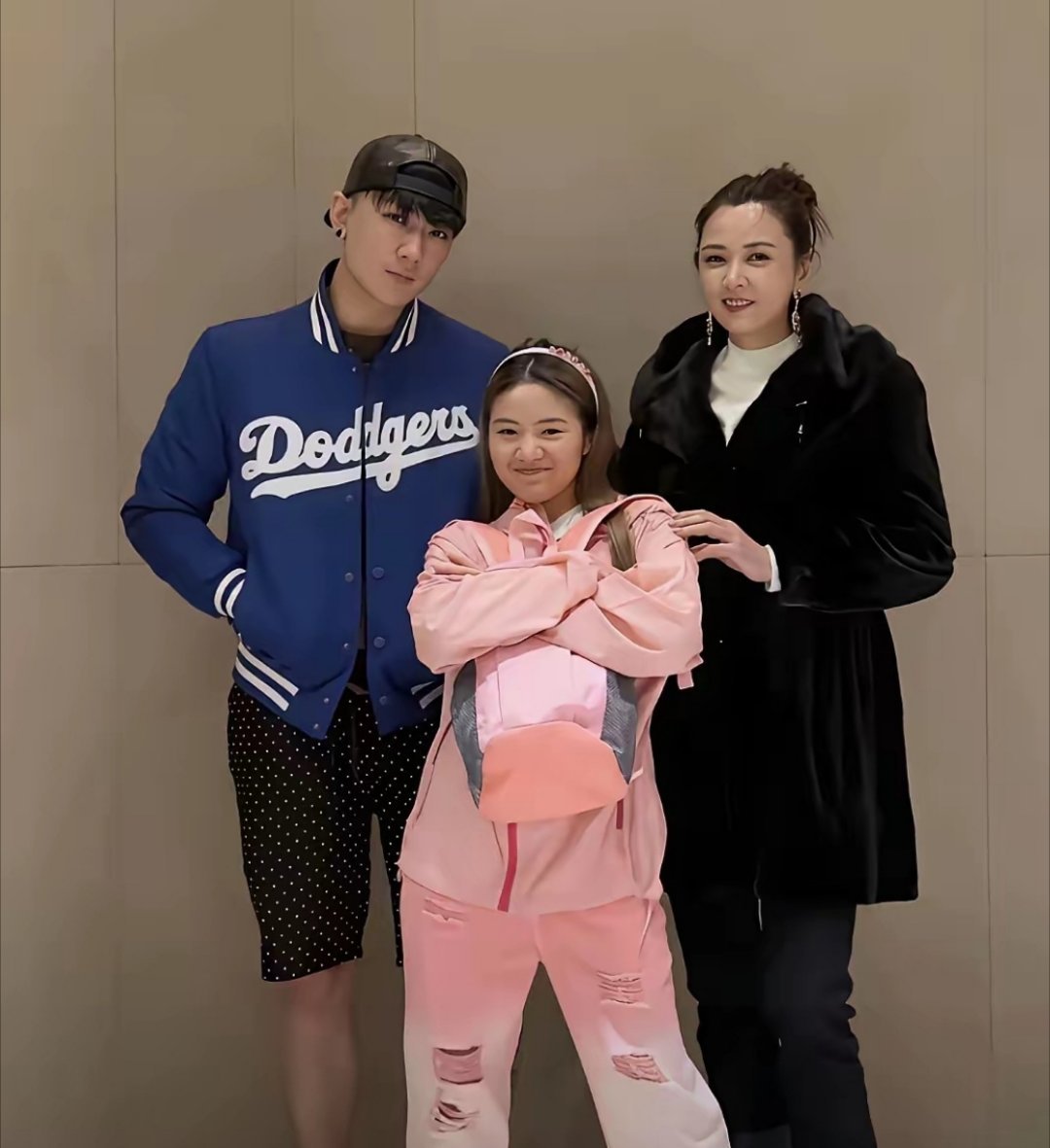 崔晋李勒优当年喊着妈妈感动全网，现在去面馆拍拍照就算报恩了？人家供你吃穿上大