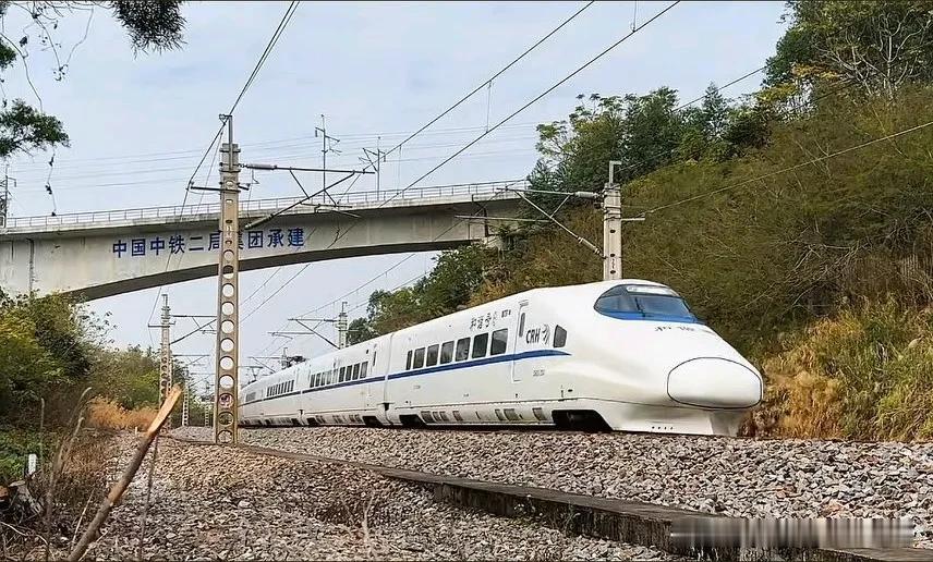 黎湛铁路上通行的CRH2型动车组。目前黎湛铁路应该是国内少有的动车组与普速列车混