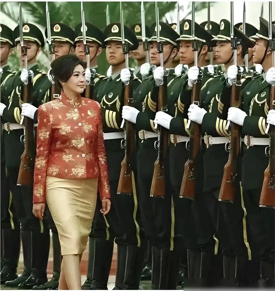 1米73的个子踩着细高跟走上演讲台，你敢信这是一个差点把整个亚洲男人魂都勾走的女