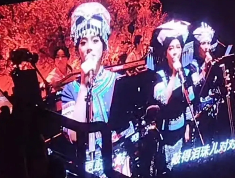 刀郎南宁演唱会果真与众不同，三大美女伴唱首次身穿广西民族服装出场，看样子应该是壮