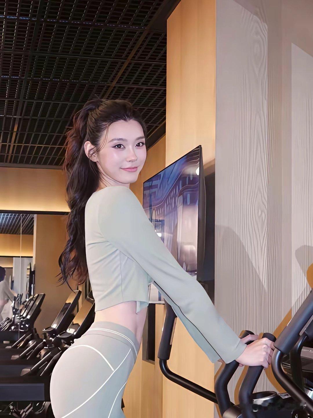 奚梦瑶发了健身照，谁懂啊，很难相信她都生俩娃了。她腰腹线条顺溜，身上没啥赘肉，皮肤紧致还透亮​