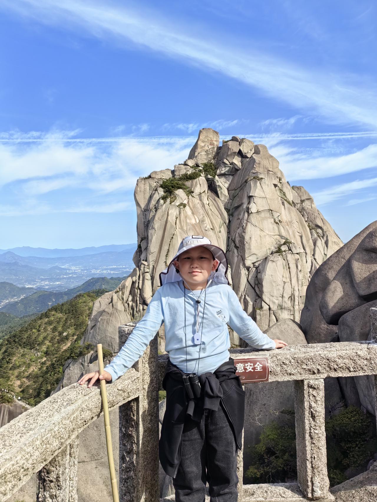 游览安徽天柱山风景区（五）到天柱山风景区看什么？答：看大石头。天柱山的大石头