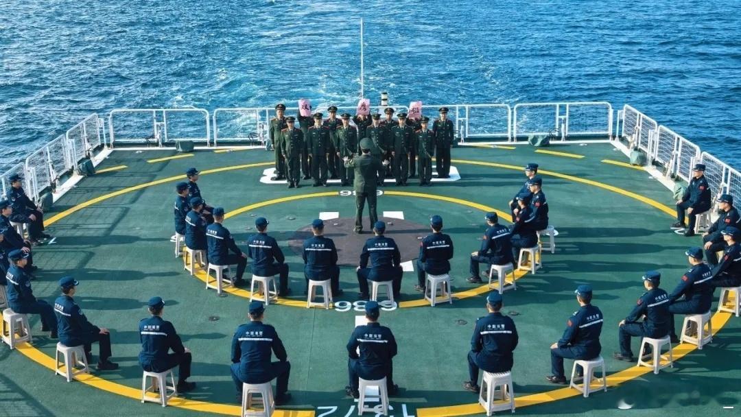 海警6303舰举办合唱比赛，表演者换穿武警常服：