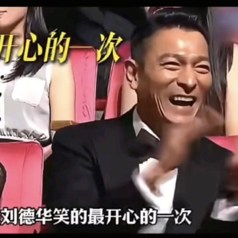 仔细看这张图，当年蔡康永说完那句话之后，除了黄渤直接回怼，坐在台下的刘德华也