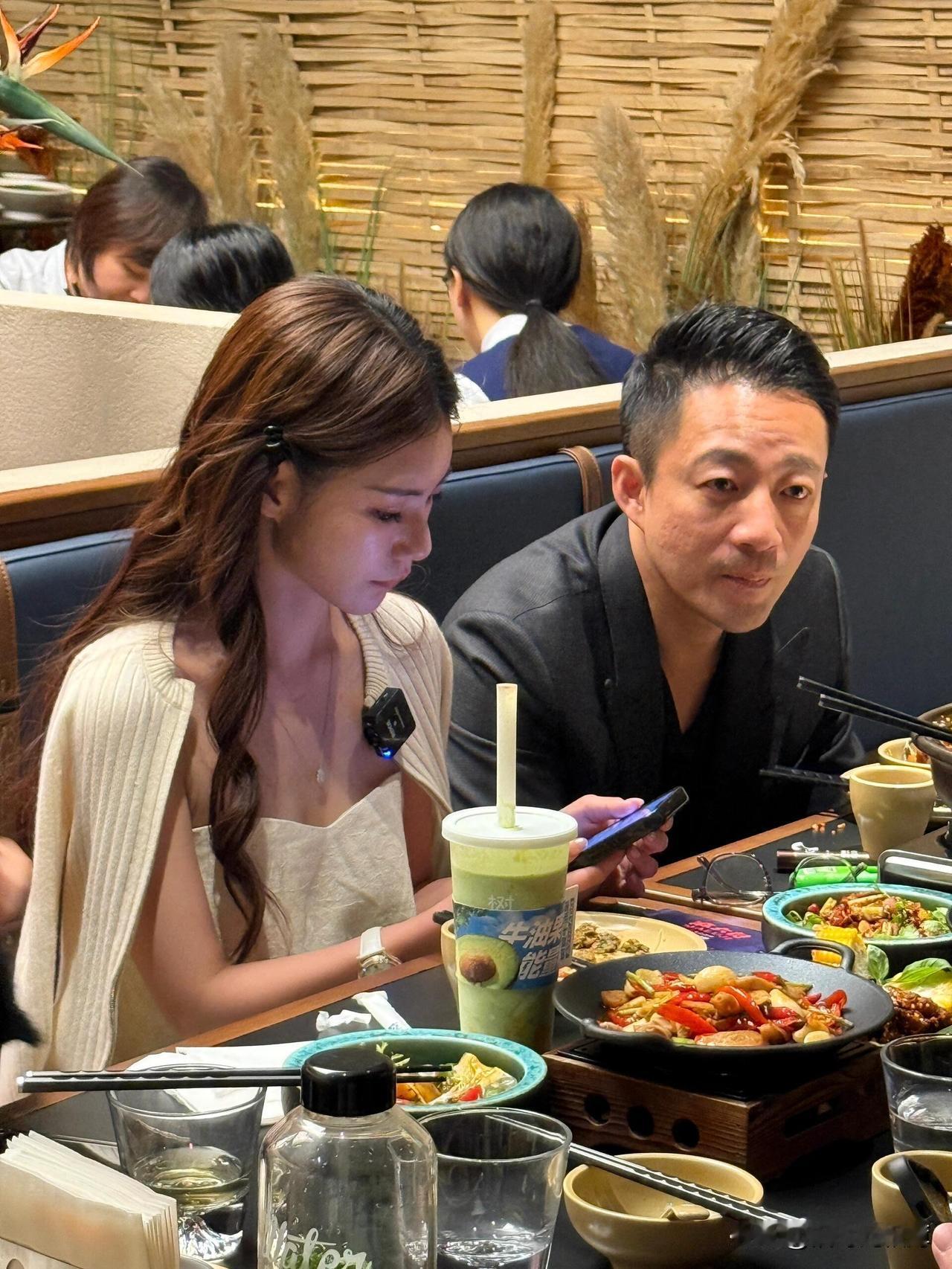 这两口子不是明星，但比好多明星还火，走哪儿都有人举手机拍，粉丝路人排队求合影，这