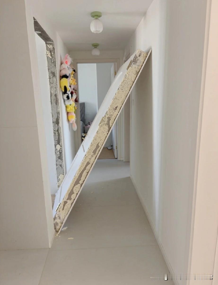 天塌了……门掉了刚装的门，“哐当”一声直接垮成“跷跷板”——这已经是第二次