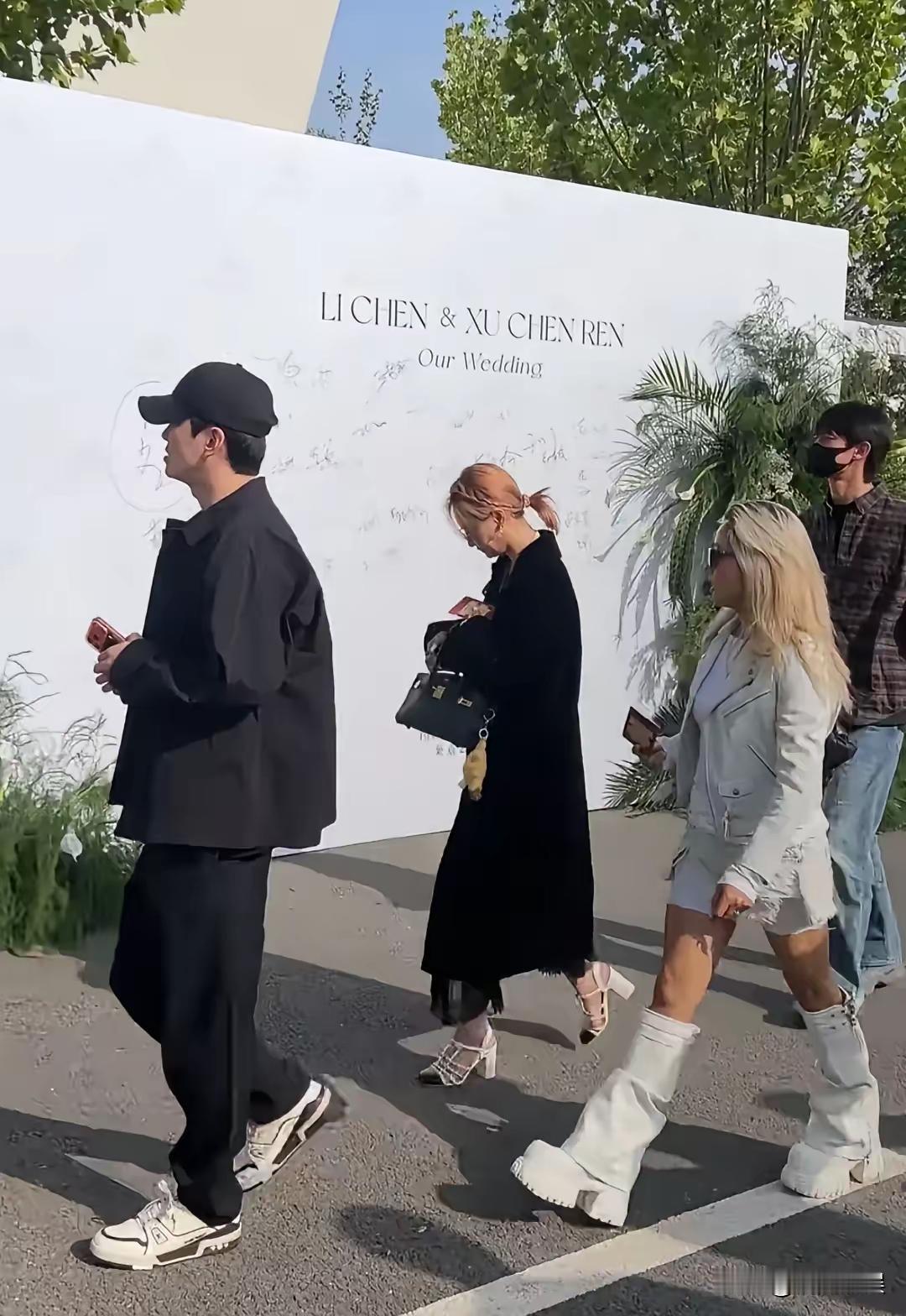 何洁终于有点回春了，但衣品依然不敢恭维。这次在北京出席活动，明显感觉瘦了，虽然