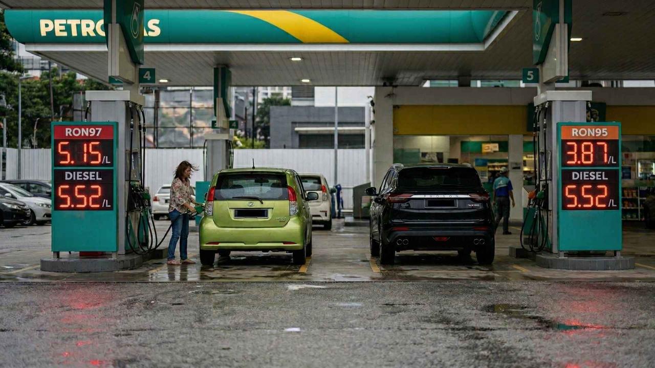 马来西亚的油价，长期实行双轨制。简单说，就是把油价分成补贴价和市场价两条线，专