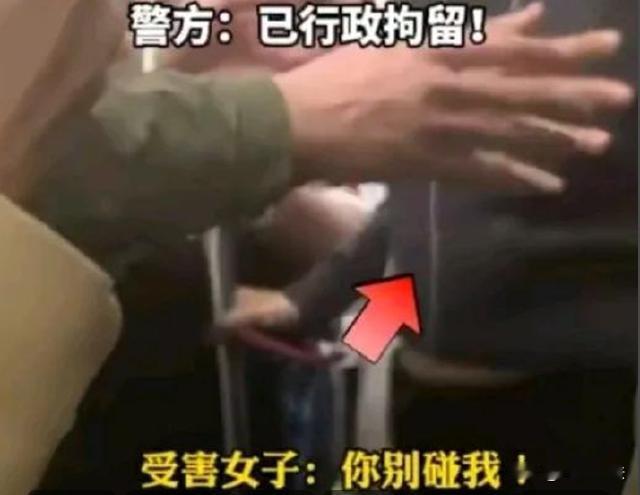 大连，一男子挤地铁，看到座位上有个穿着包臀裙的职场女性，男子内心很冲动就坐到女生