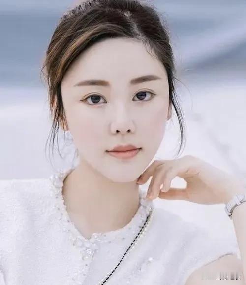 蔡天凤这姑娘实在是既善良又太傻了，因为她既然和前夫离婚了，就要断干净，为什么还要