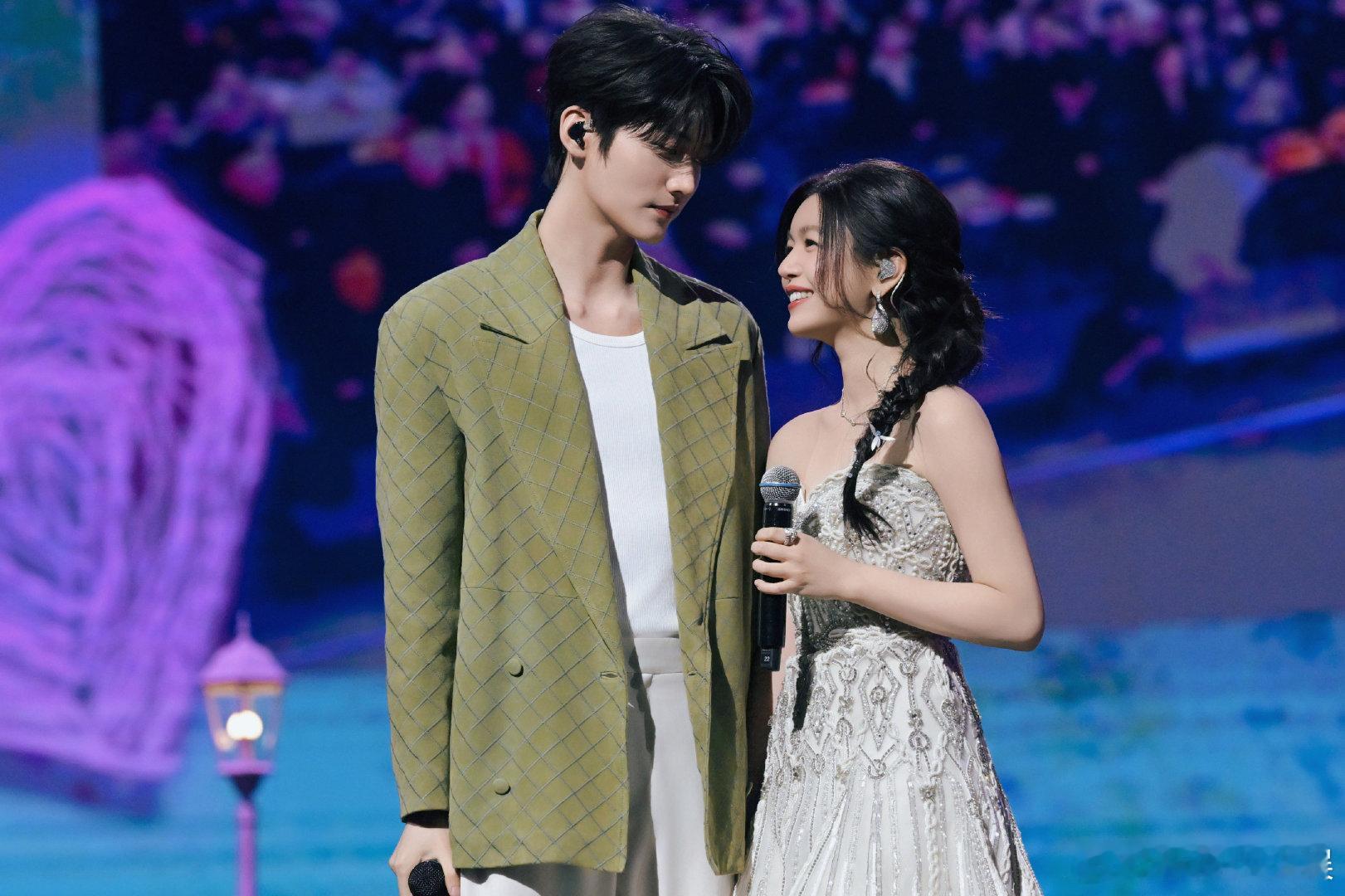 让陈妍希周柯宇合唱没让牵手啊陈妍希周柯宇舞台神图舞台神图有！灯熄灭后，两人甜甜