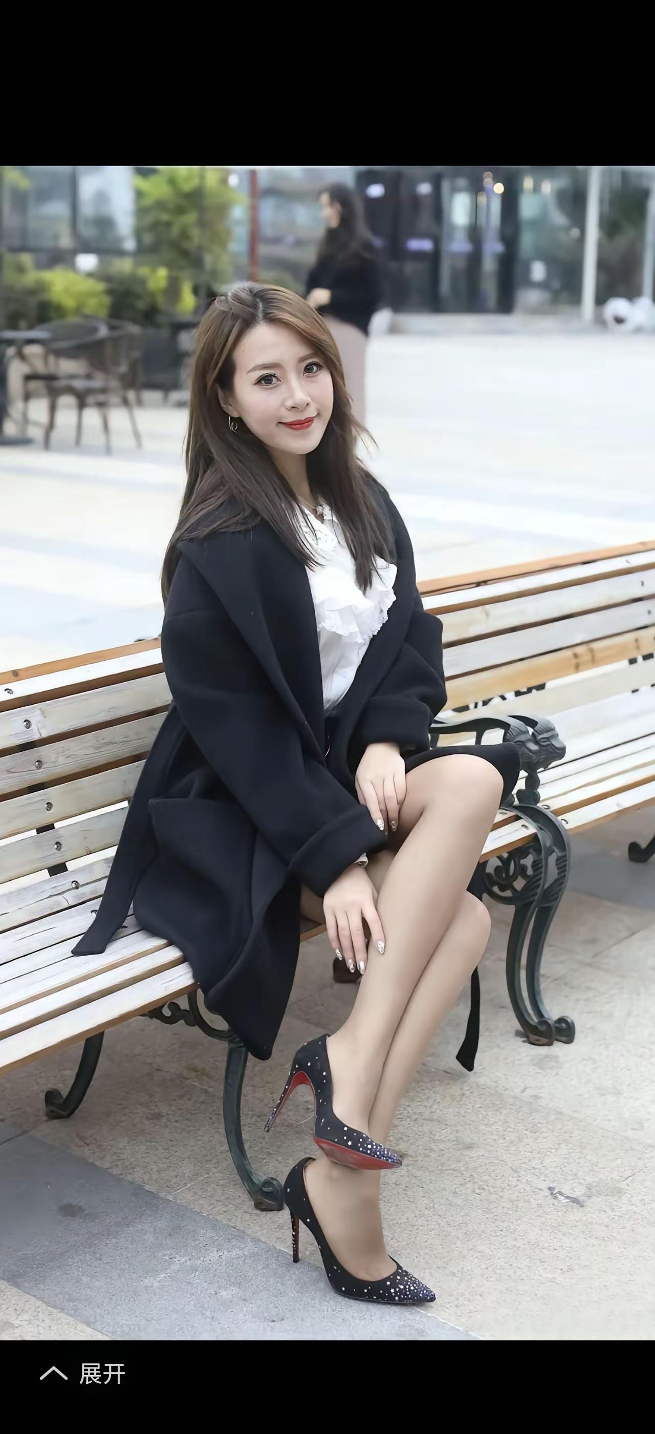 优雅黑外套搭配闪亮高跟鞋，都市时尚风！👠✨你喜欢哪一种气质的美人?