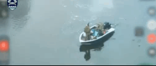 俄军战舰与乌军无人机爆发一场史诗级海战。虽然3名俄军士兵组成了密集的防空系统，但