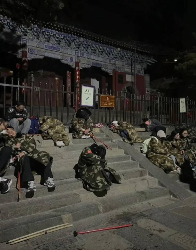 刚从泰山下来，花了1500大洋，终于明白了5件事：1、25岁以上的不要去了，