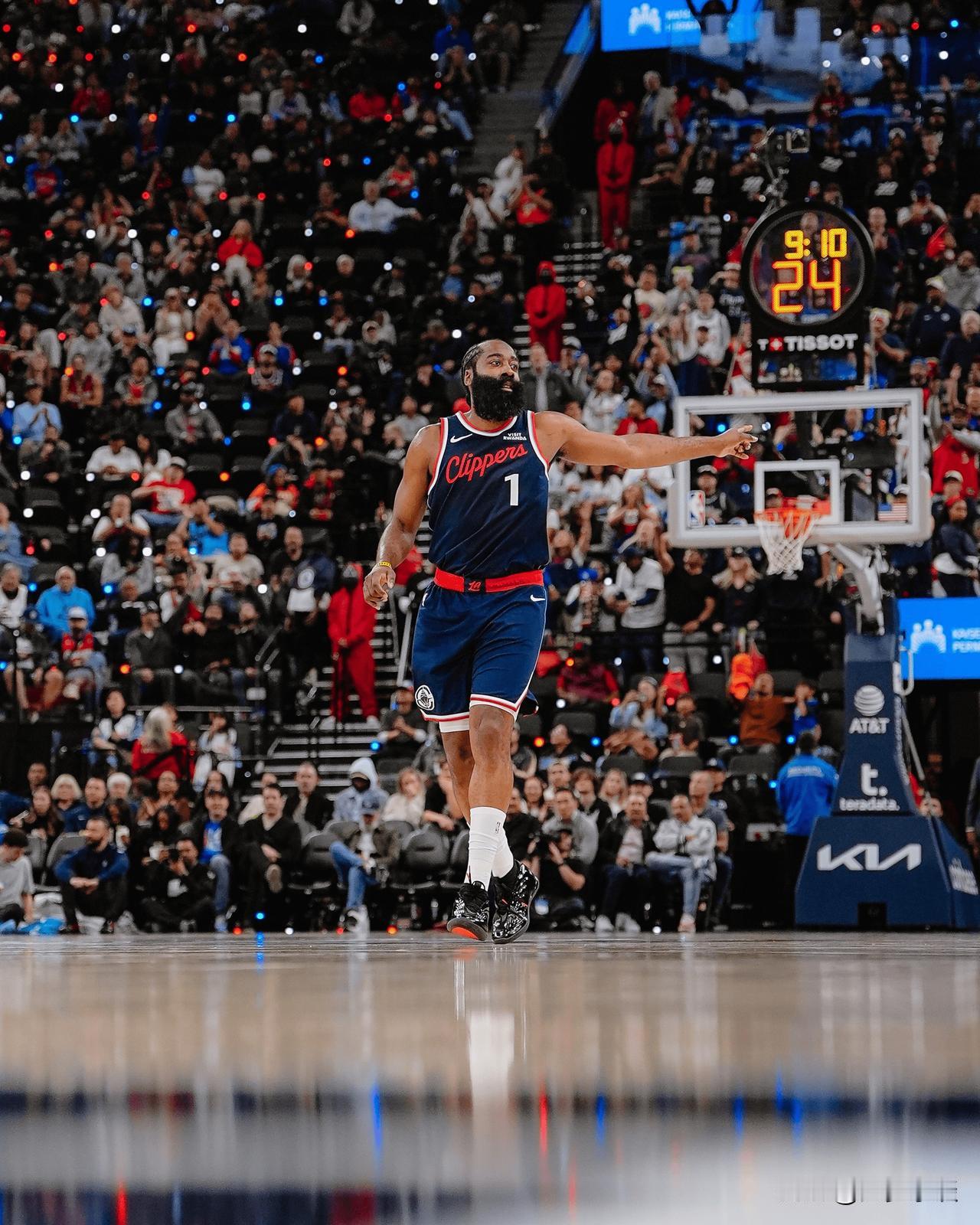 恭喜哈登升至历史得分榜第9，快船也有惊无险的赢下了黄蜂！只看哈登最近的进攻成