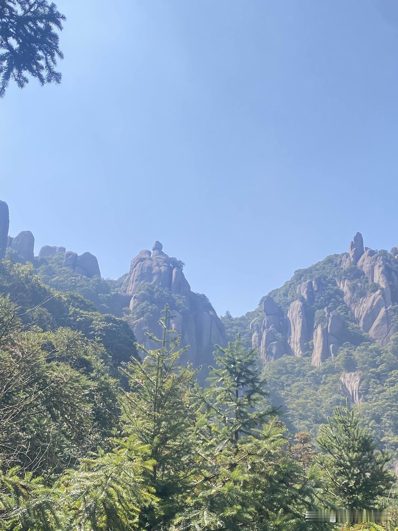 真的被太姥山的奇山奇石震撼到了！一座座山峰拔地而起，石头长得千奇百怪，有的像人，