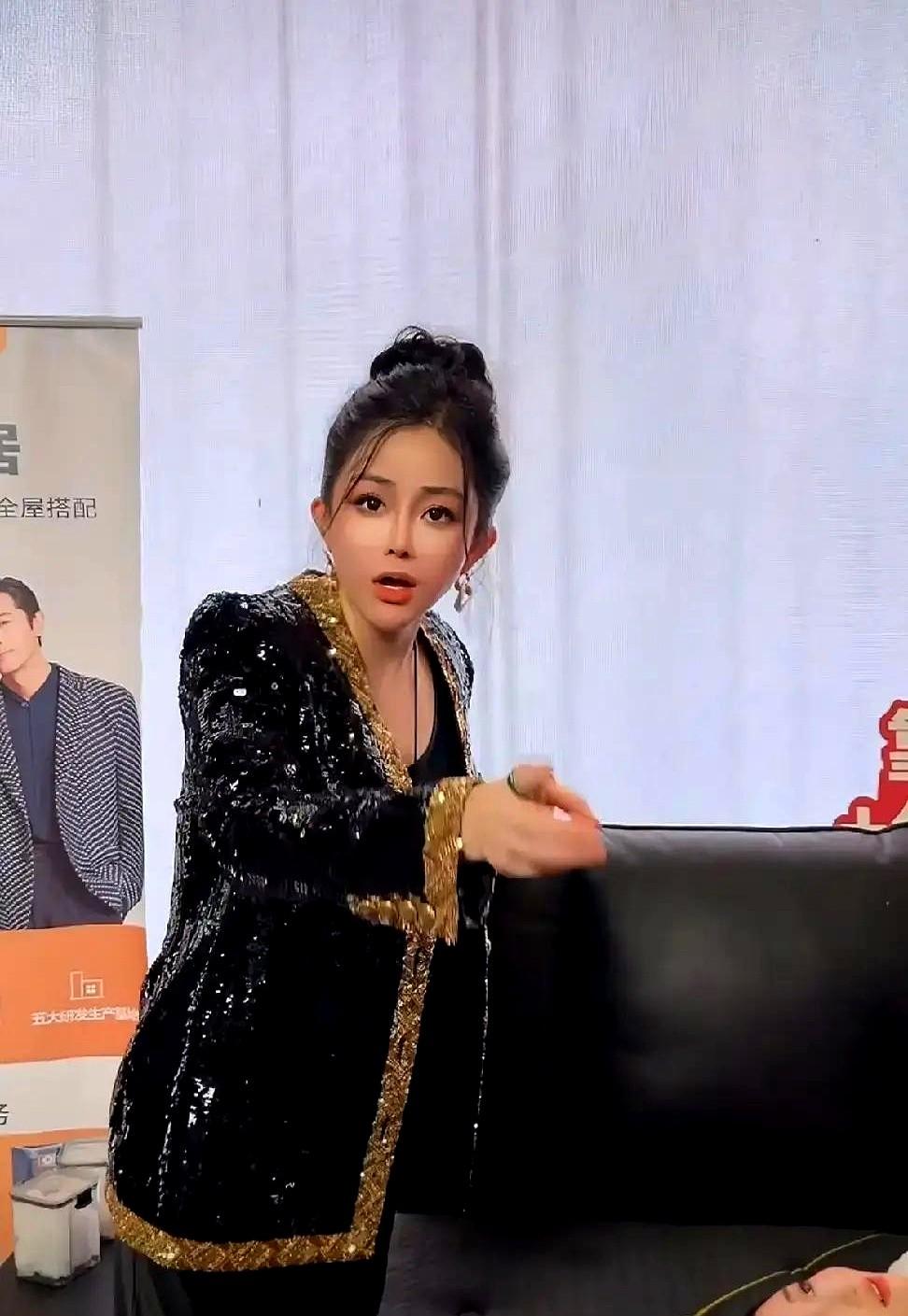 以前卖的是情绪，现在抢的是信任。辛巴退了，初瑞雪接手近亿粉丝账号，压力山大。