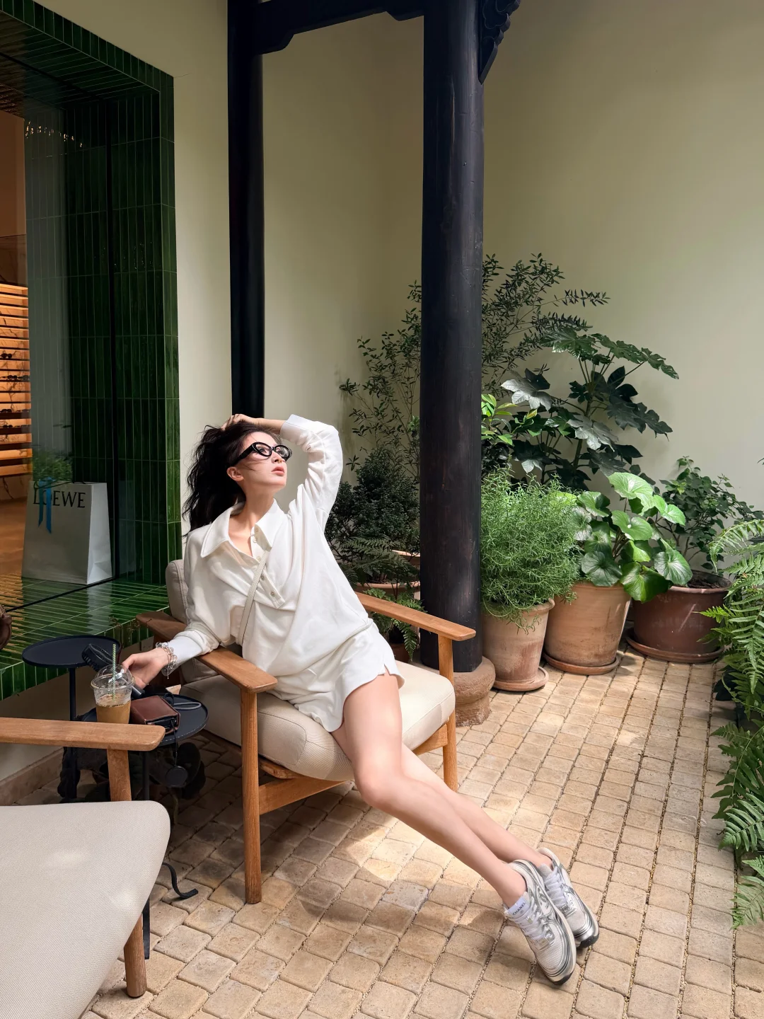 在阳光下往返于春天