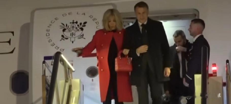 马克龙带着夫人布里吉特如约抵京，开启第四次对华国事访问，场面那叫一个热闹——小朋