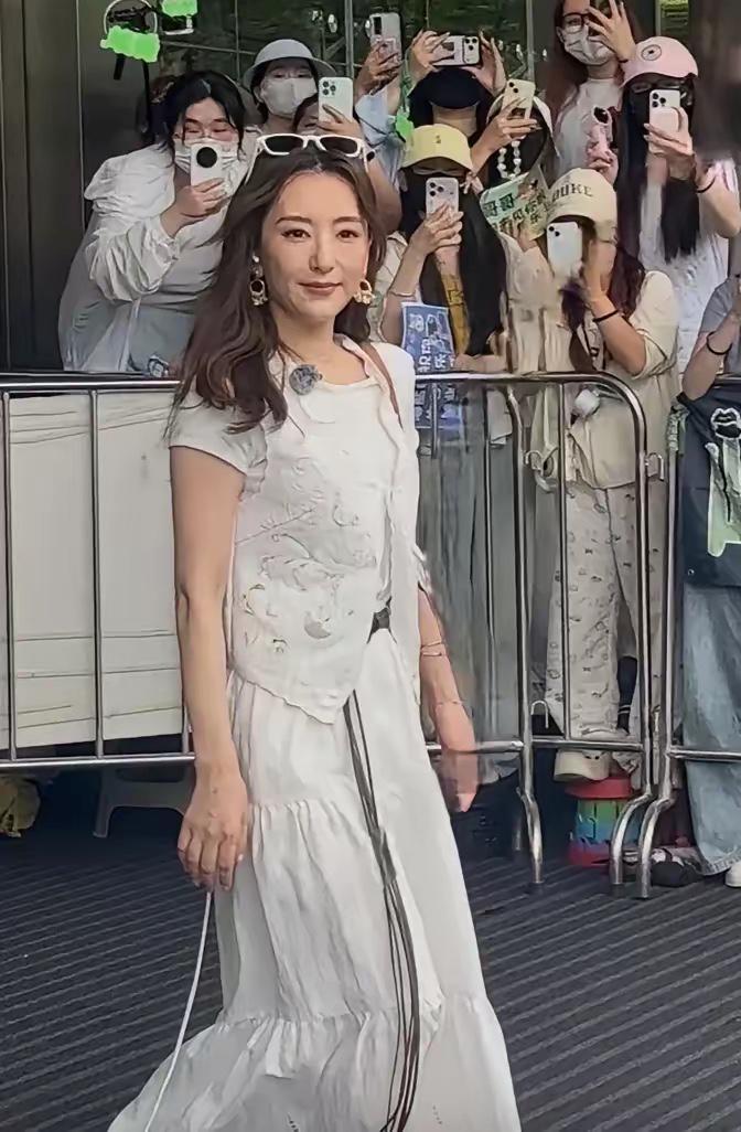 方媛这一路走来也挺不容易的。能感受到她身上的压力很大，每次出来都有人拿她和熊黛林