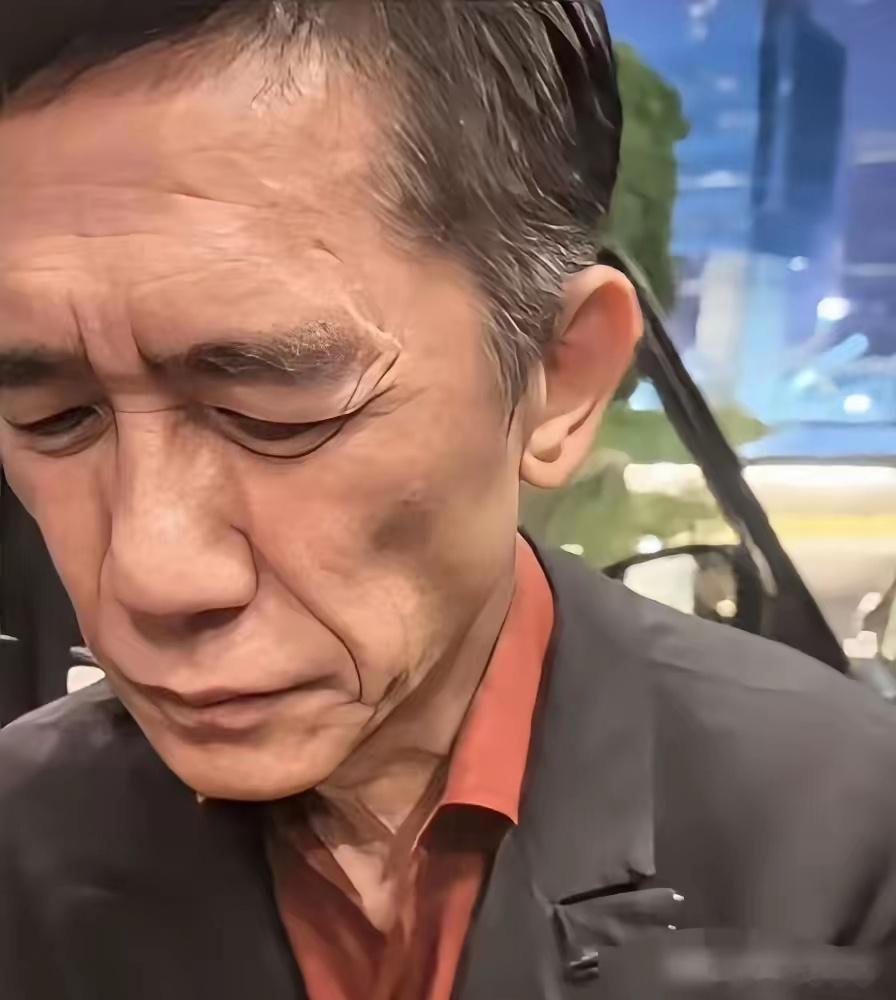 这脸瘦得跟刀削的似的，第一眼真没认出来是谁。评论区吵翻了，有人猜是陈坤，有人说是