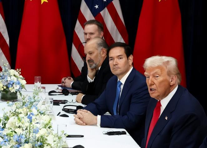 在这次的韩国APEC峰会上,没想到特朗普竟然上演了一出“极限打卡”的戏码,几小时