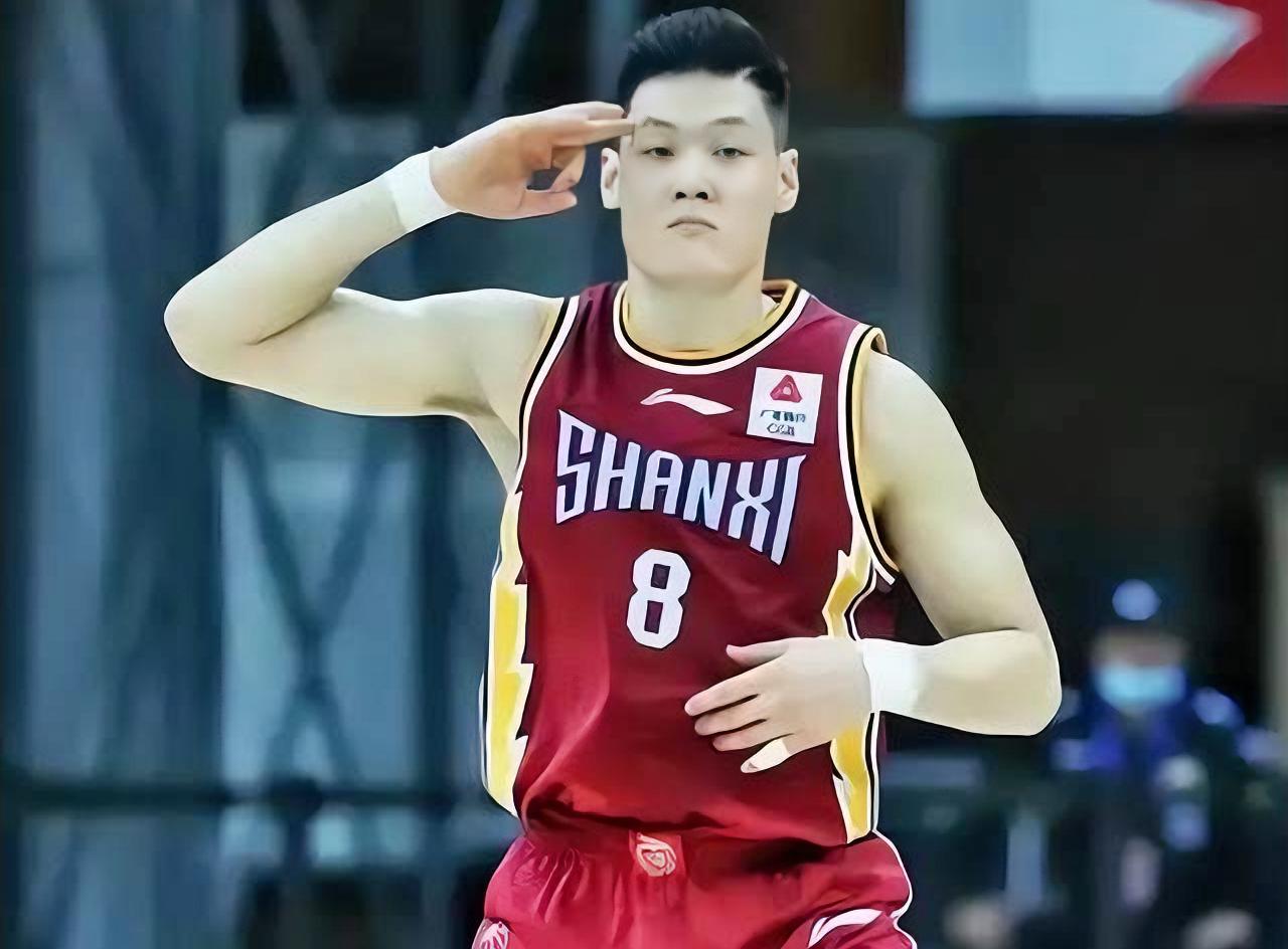 郭艾伦：宁哥，我叔不带你真是错误的选择？张宁：起码我三分肯定能进，不过伦哥，你