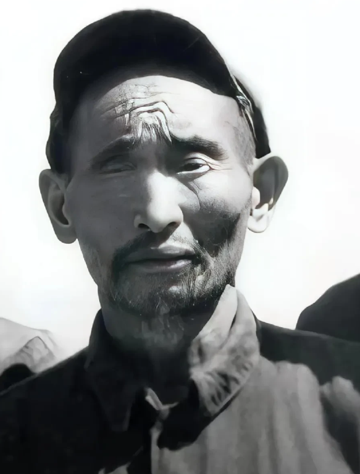 1952年大凉山深处，解放军从奴隶主手中解救出一名双眼溃烂的汉人。战士们看他挺遭