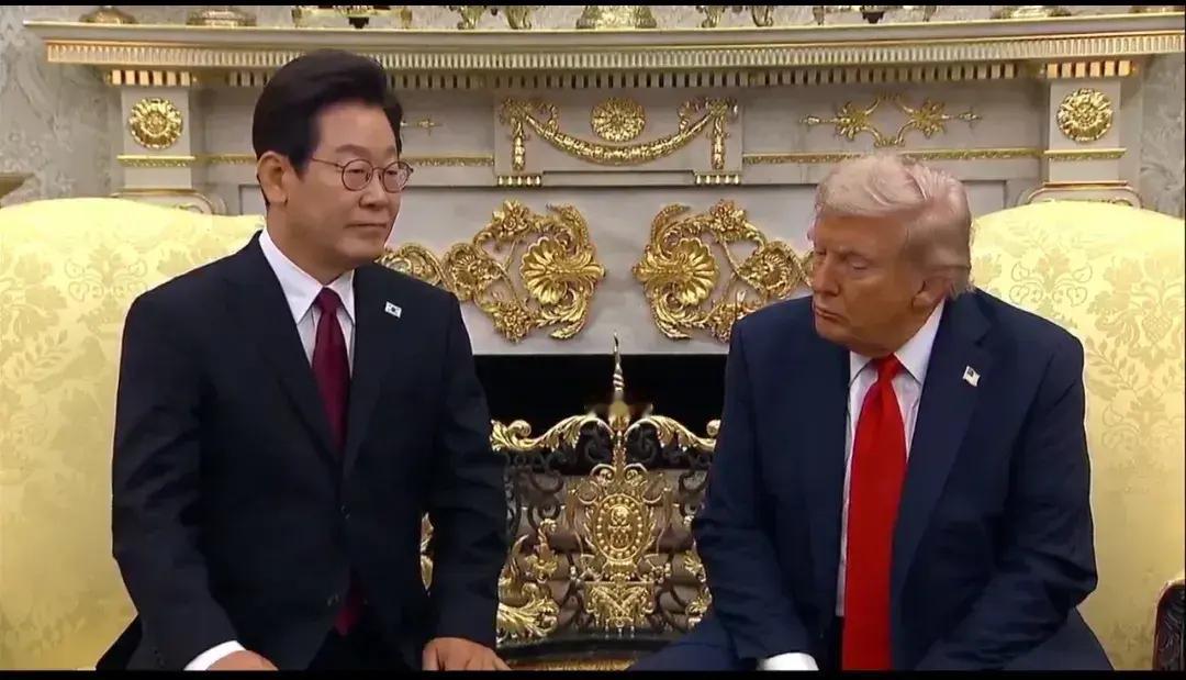 韩国总统李在明要一条道走到黑啦。据报道，李在明结束对美国的访问，乘坐飞机前往菲律