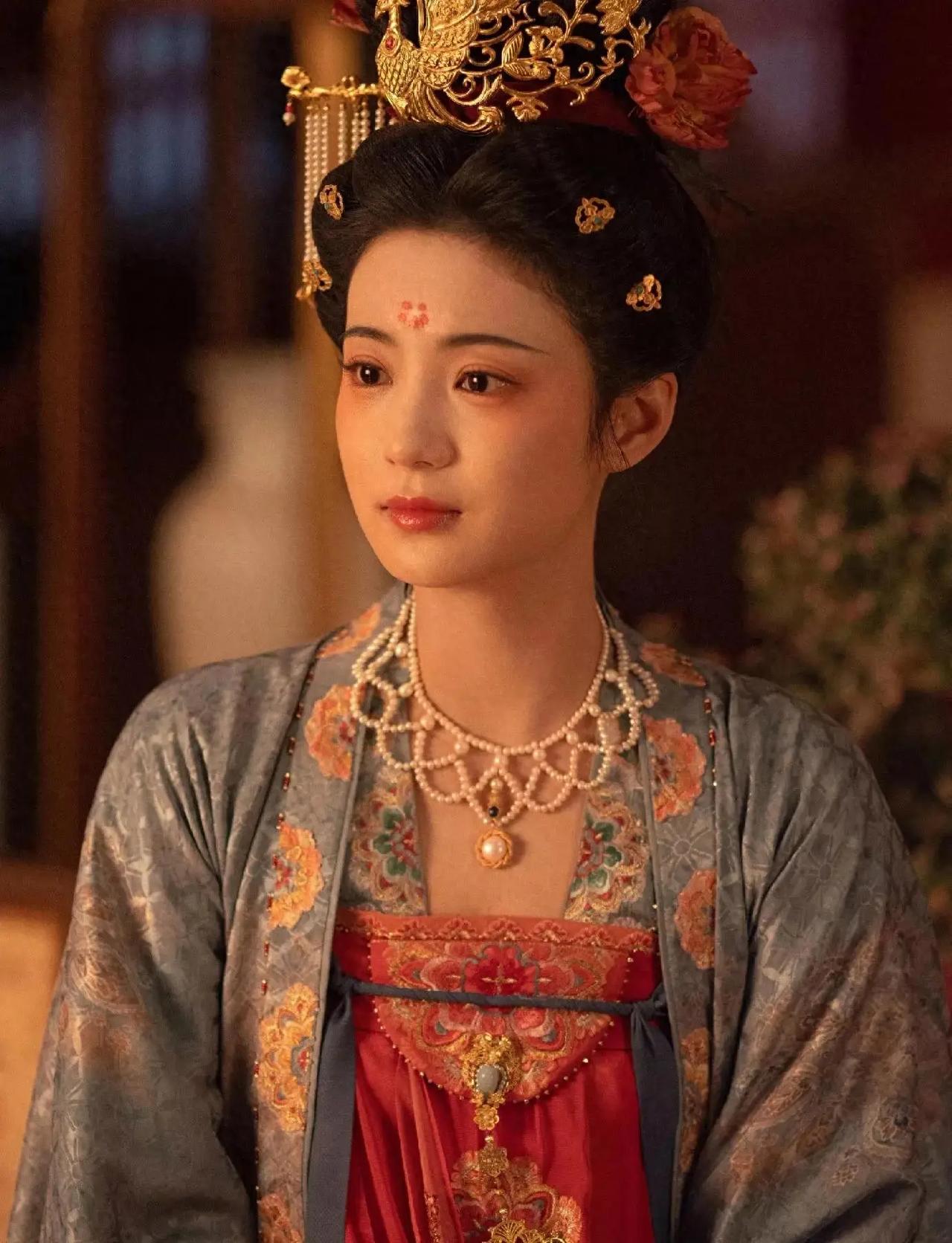 电视剧《锦绣芳华》中最让人意外的演员，不是杨紫、更不是李现而是饰演反派李