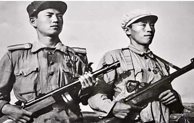 79年惨痛一幕-367团副参谋长用冲锋枪扫射友军，一个弹匣倒下12人1979年