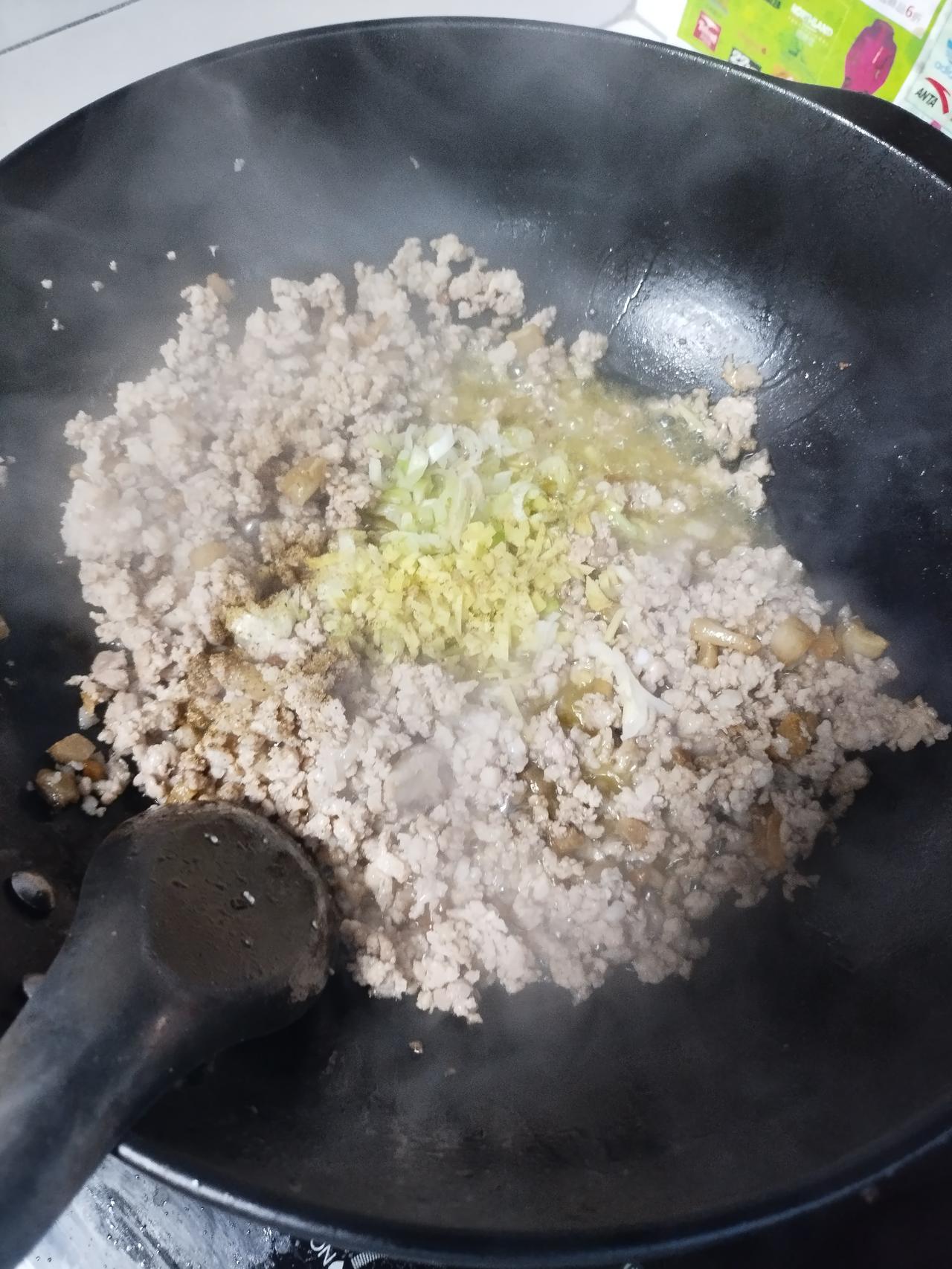 老伴儿包饺子，非得把那个肉馅炒熟了再包。今天我不在家，老伴儿自己包的饺子。