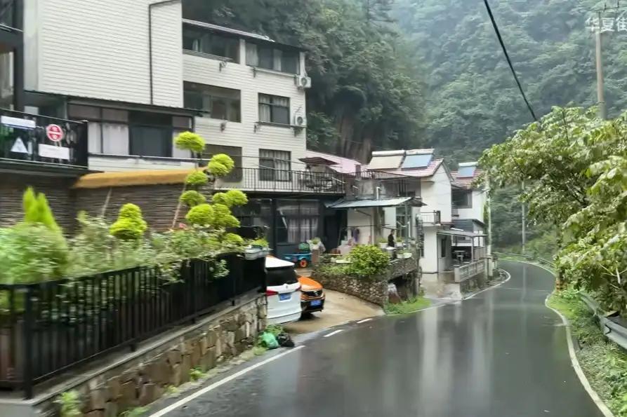 其实从数据看，中国已经成功跳出中等收入陷阱了。中国人均GDP在2025年就达到高