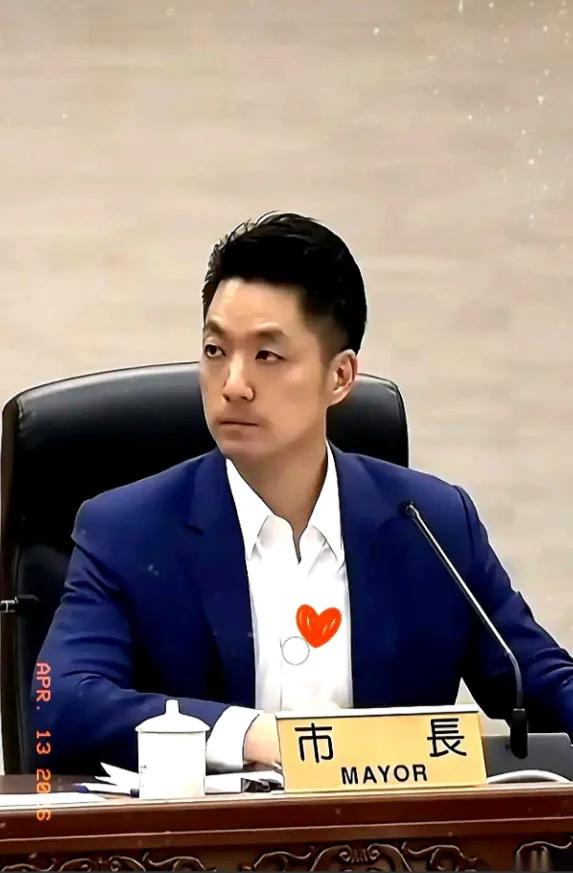 “你连中国人都不认，凭啥张罗把两蒋灵柩迁回大陆？”记者一句话，蒋万安当场愣住。手