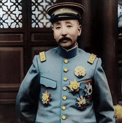 1894年，张作霖去于六家喝酒，中途于六去放水，谁料于六的小老婆二兰子竟然直接扑