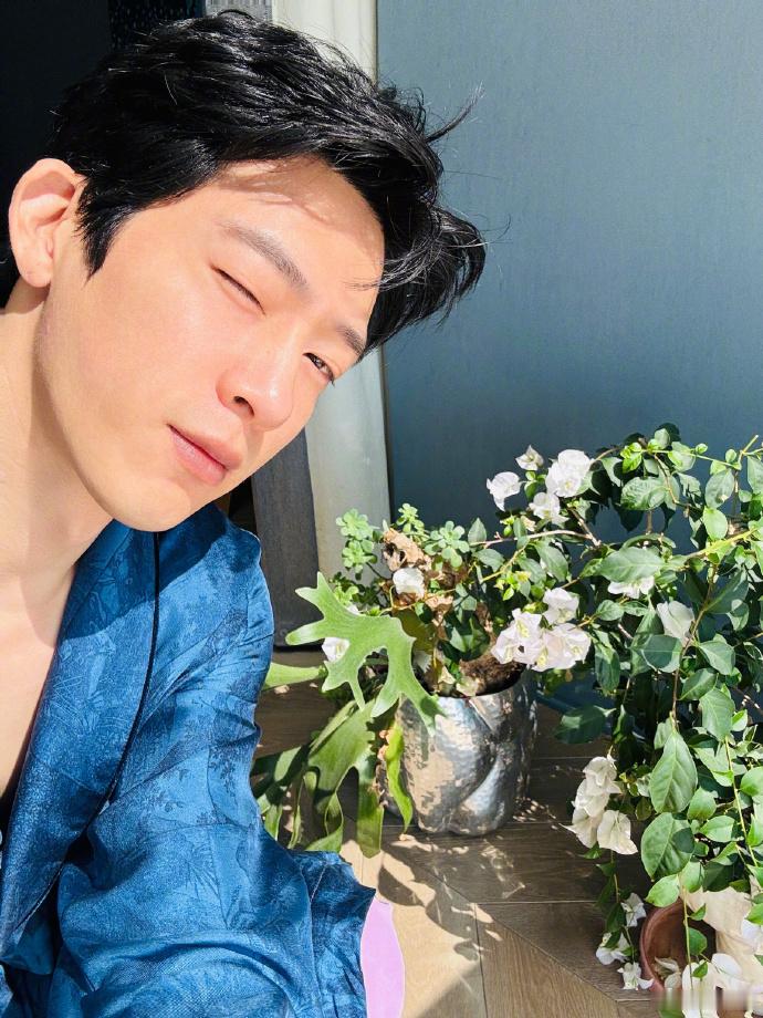 井柏然素颜睡袍照井柏然居家男友风井柏然素颜居家自拍，简单一件睡袍就穿出高级感，皮