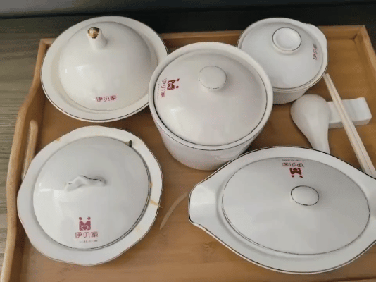 网友分享了一万七的月子中心早餐，你们觉得怎么样？