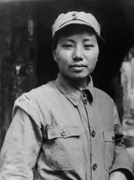 1933年，16岁的李开芬被活埋，这时，政治部主任张琴秋骑马冲了过来，一把拦下：