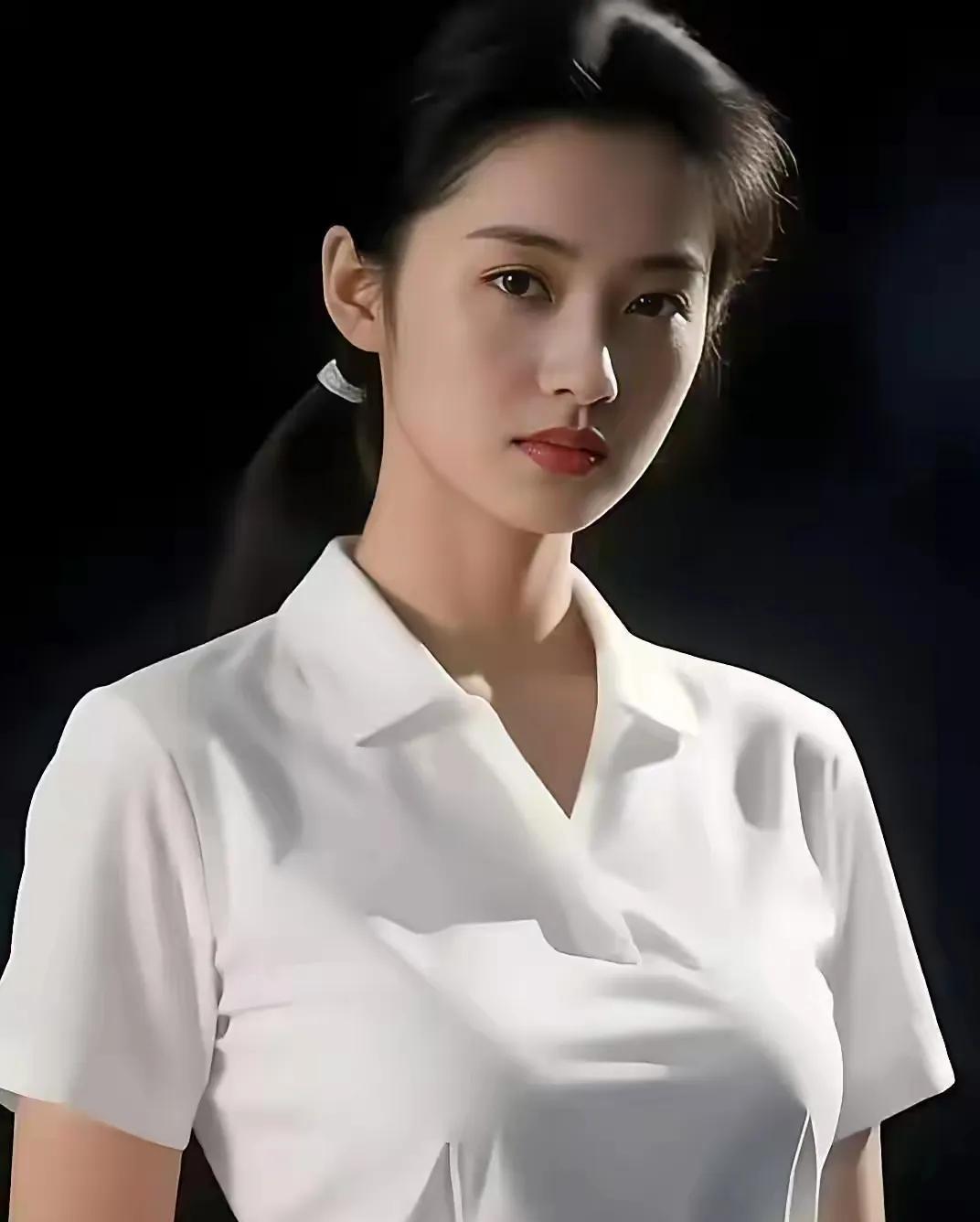 她是主持界最美的一个主持人，周涛，董卿，倪萍，王冠，杨澜，都比不上她的美貌，气质
