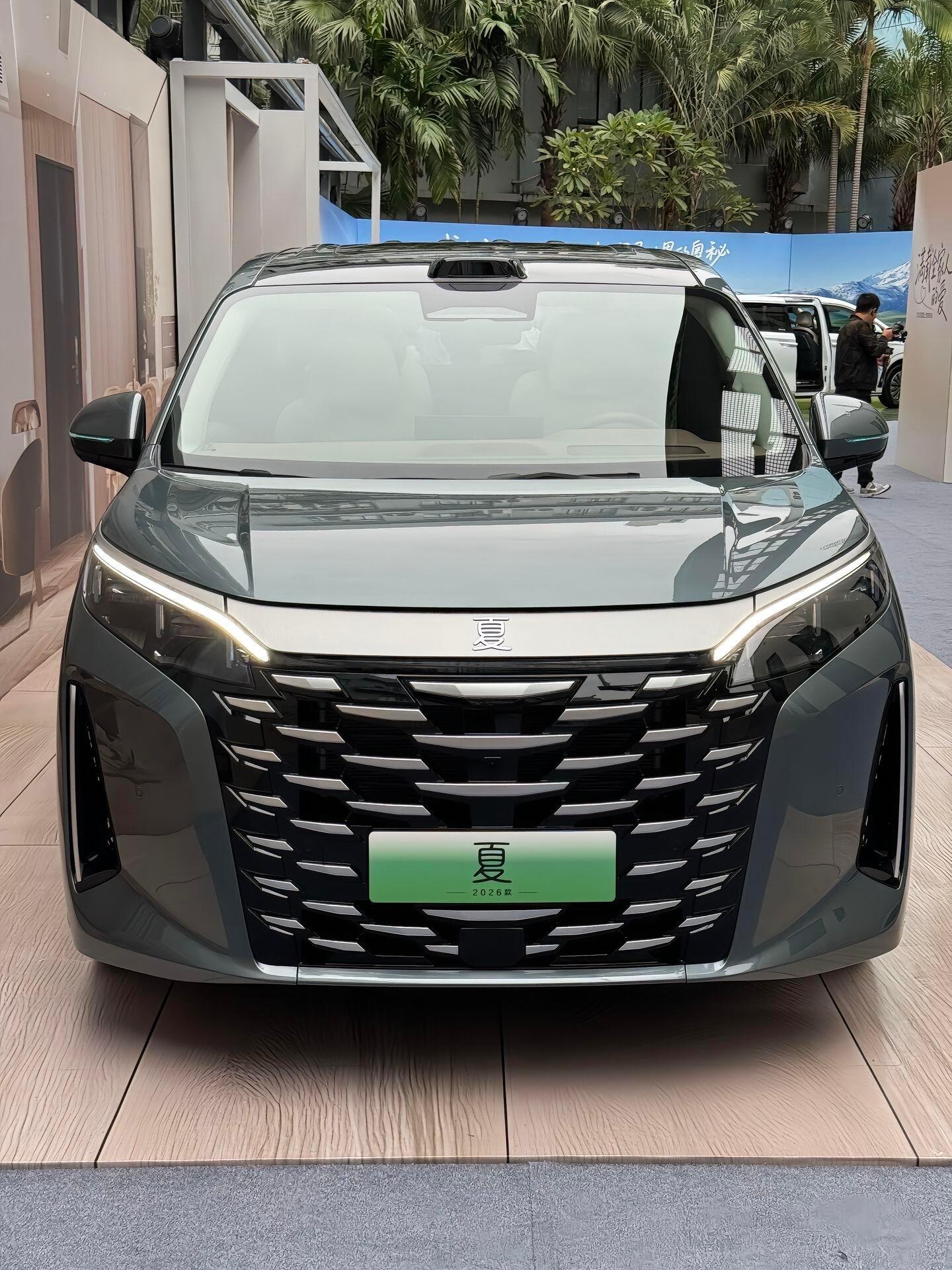 这家用MPV真成“移动头等舱”了，二排座椅带按摩还能躺平。纯电通勤能跑两百多公里